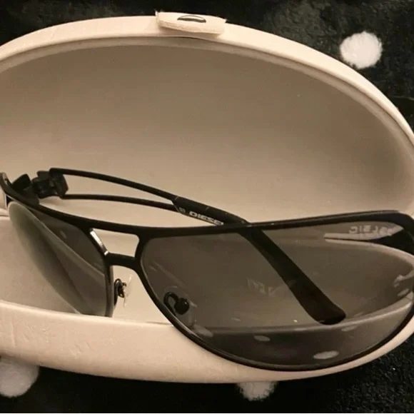 Diesel Aviators Black Sunglasses w/white case USED LIKE NEW MINOR SIGNS OF WEAR!